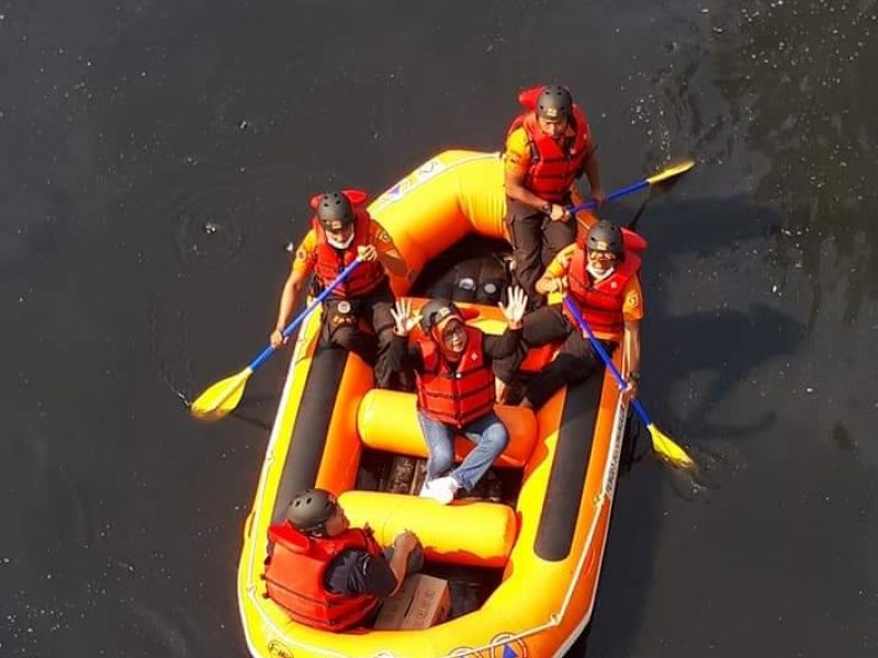 Bupati Bogor Ade Yasin menyusur Sungai Cileungsi