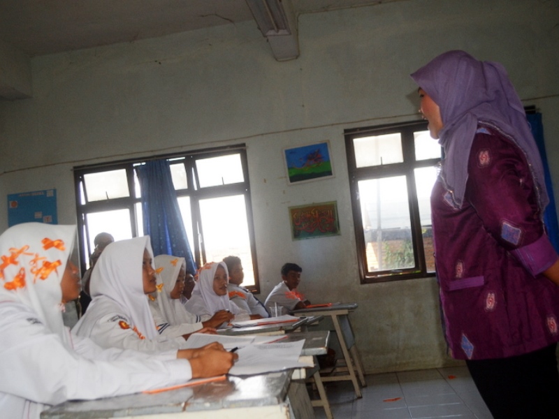 Bupati Bekasi Hj Neneng Yasin saat berkunjung ke SMAN 1 Cikarang   Copy