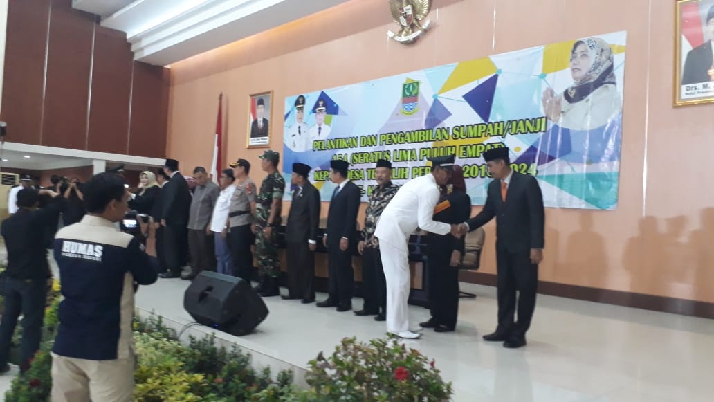 Bupati Bekasi meelantik kepala desa terpilih dari 154 desa yang mengikuti Pilkades 2018