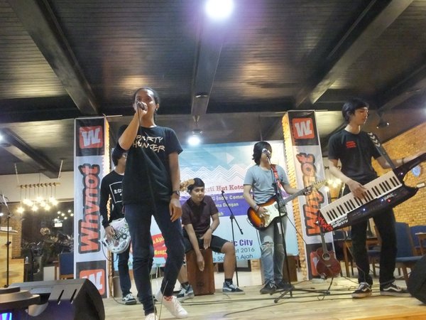 Caffe Stadion Aja Menyediakan Perlengkapan Musik bagi Costumer