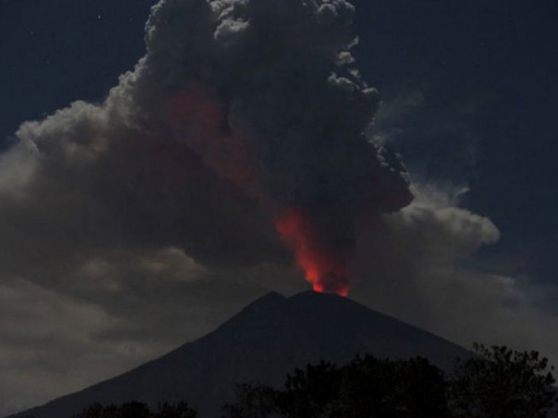 Cahaya magma dalam kawah Gunung Agung terpantul pada abu vulkanis (ANTARA /Nyoman Budhiana)