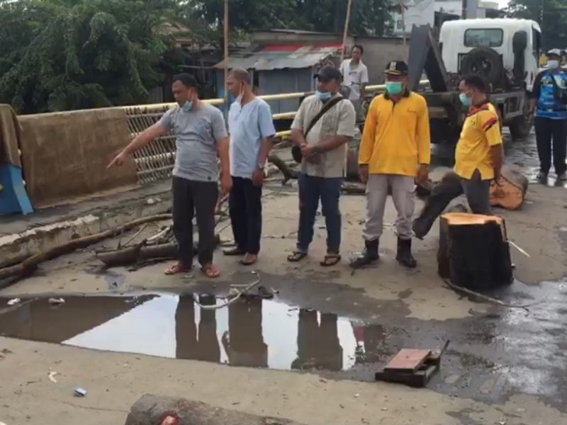 Camat Tambun Selatan, Junaefi (paling kiri) meninjau jembatan amblas di Tambun