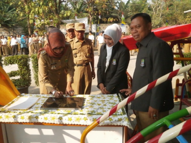 Camat Pondok Melati Roro Yoewati Menandatangani Prasasasti Pojok Asi dan Taman Bermain