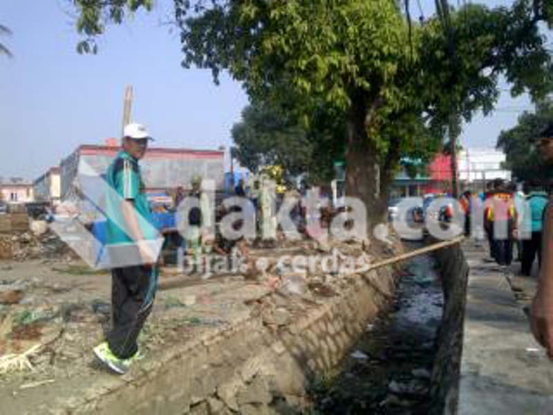 Camat Pondok Melati, Roro Yuwati Saat Tertibkan PKL Jl. Raya Jatimakmur (Foto: Warso, Dakta.com)