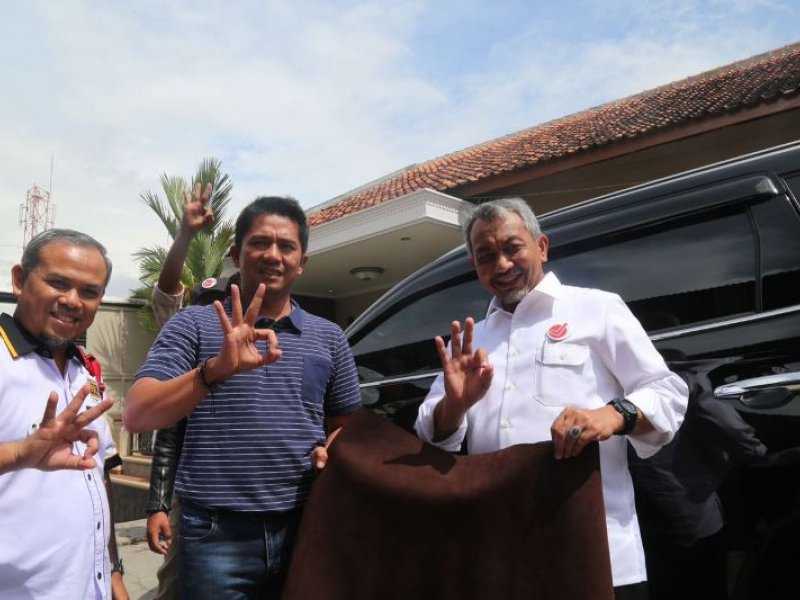 Cawagub Jabar Ahmad Syaikhu bersama Dodi Gustari