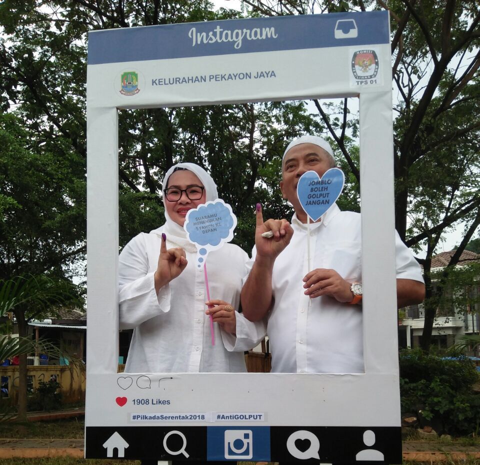 Cawalkot Bekasi Rahmat Effendi dan sang istri usai menyoblos Pilkada 2018