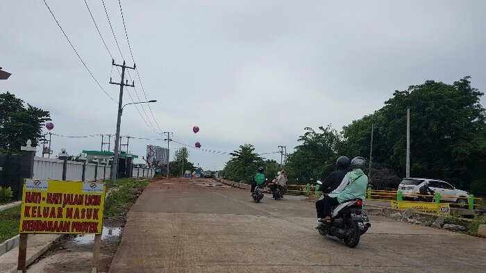 Ceceran tanah proyek Summarecon Bekasi yang dikeluhkan pengendara