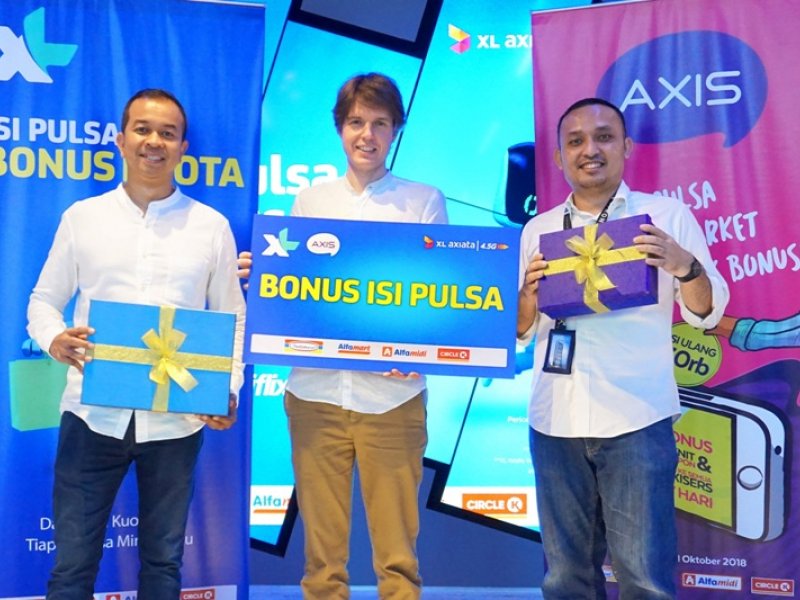 Chief Marketing Officer XL Axiata, David Arcelus Oses (tengah)