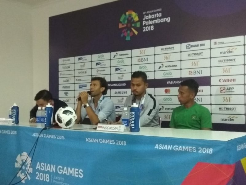 Coach Milla (pegang mic) saat konferensi pres yang diterjemkan oleh Irfan (pojok kanan)