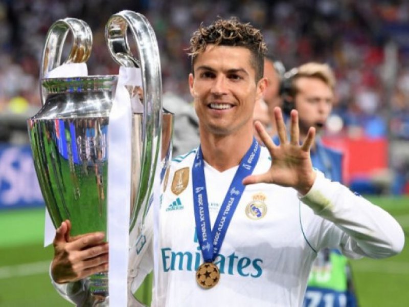 Cristiano Ronaldo berfoto dengan trofi Liga Champions (twitter.com/ChampionsLeague)