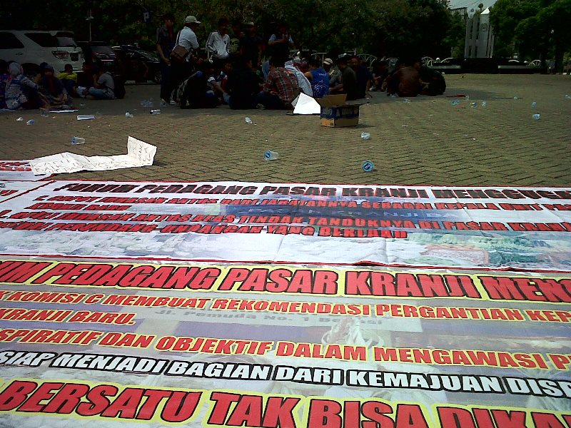 DEmo Mahasiswa dan pedagang di DPRD kota Bekasi   Copy