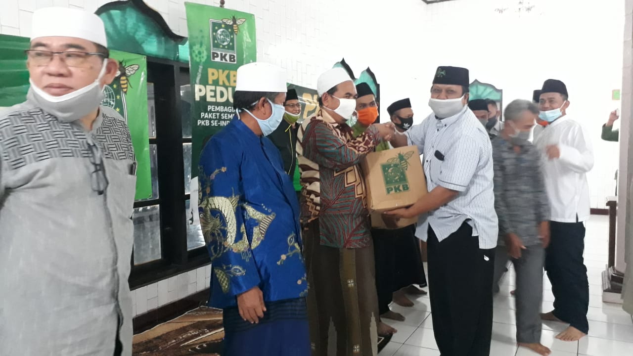 DPW PKB Jabar mendiistribusikan 100 ribu paket sembako ke ulama yang terdampak Covid 19