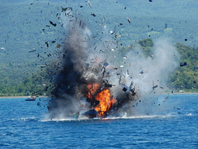 Proses penenggelaman kapal pencuri ikan di perairan Bitung, Sulawesi Utara, Rabu (20/5/2015) siang.