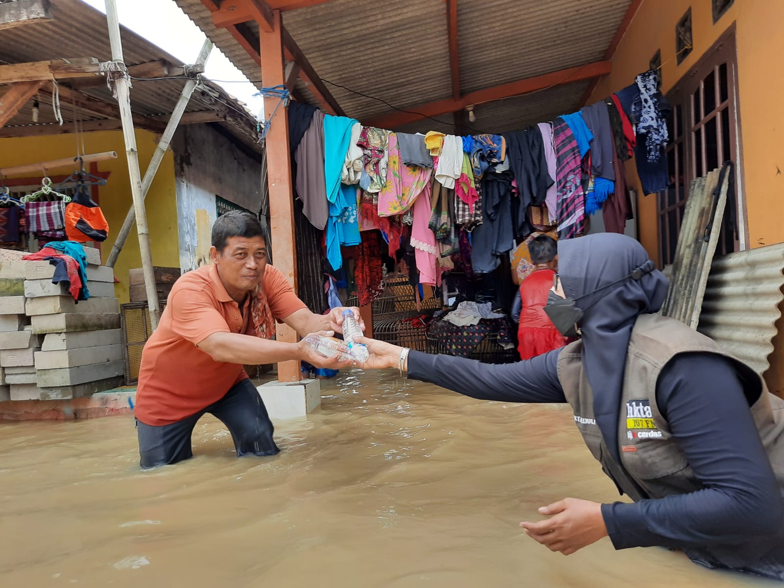 Dakta Peduli Salurkan Paket Sembako di Kadungwaringin Bekasi