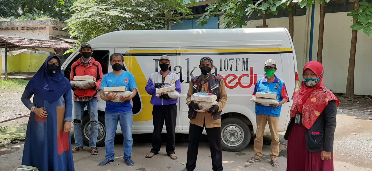 Dakta Peduli memberikan bantuan kepada pekerja ojek pangkalan