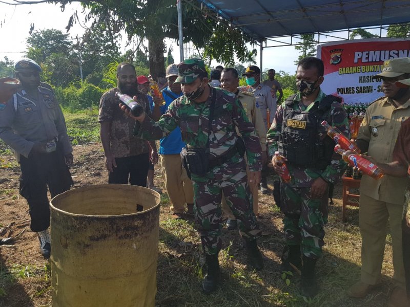 Dalam hari Bhayangkara yang ke-74, TNI-Polri musnahkan 1.034 botol miras di Distrik Bonggo, Papua