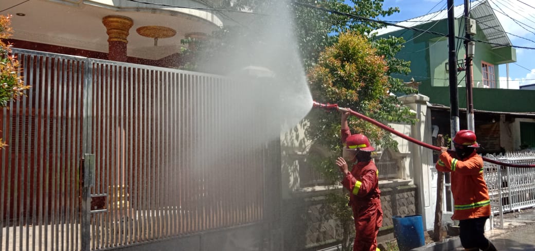 Damkar Kota Bekasi menyemprotan disinfektan ke lingkungan rumah warga untuk mencegah virus corona