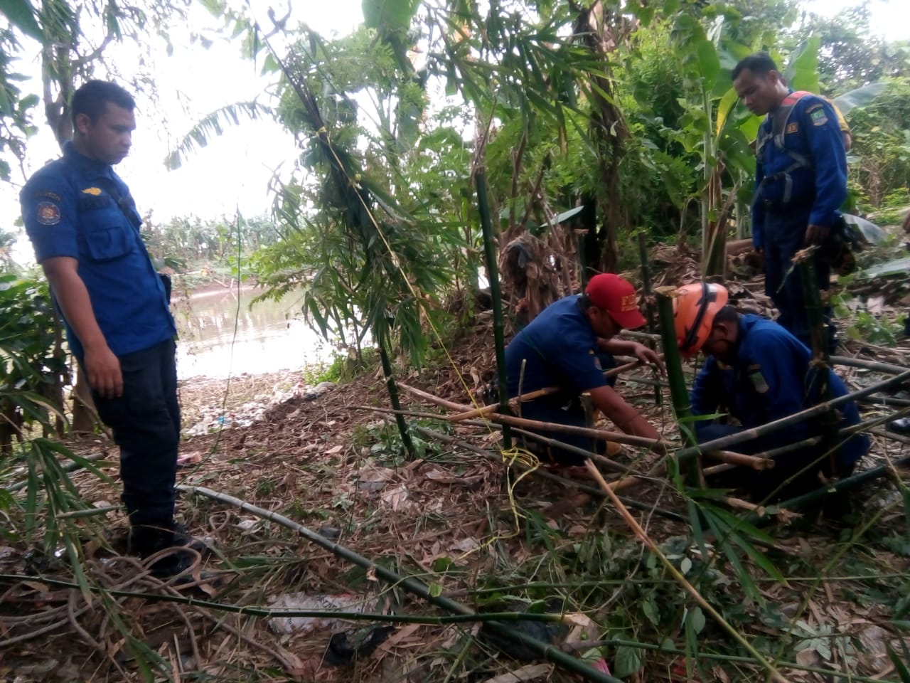 Damkar Kabupaten Bekasi memasang perangkap untuk mengevakuasi buaya di Kali CBL