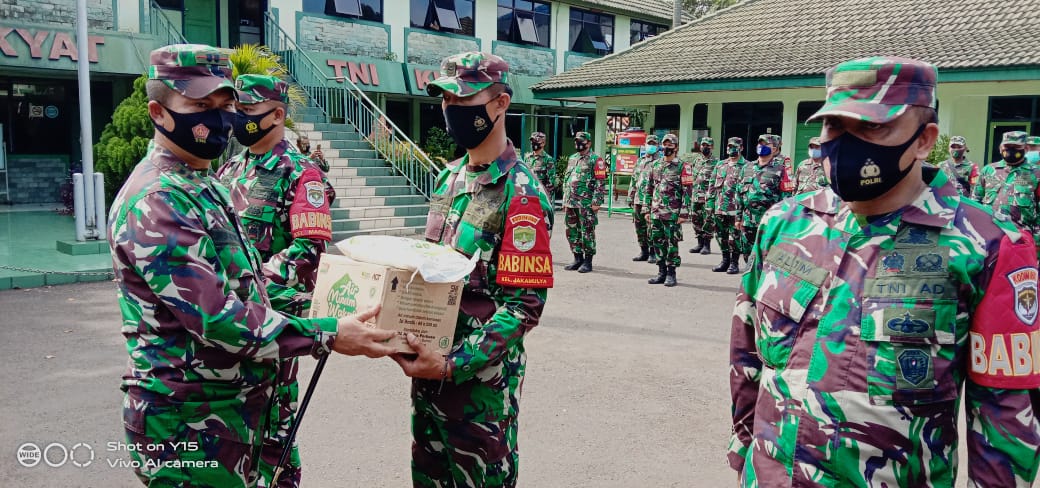 Dandim 0507 Bekasi Letkol Arm Iwan Aprianto Simbolis membagikan paket sembako dari ACT kepada Babins