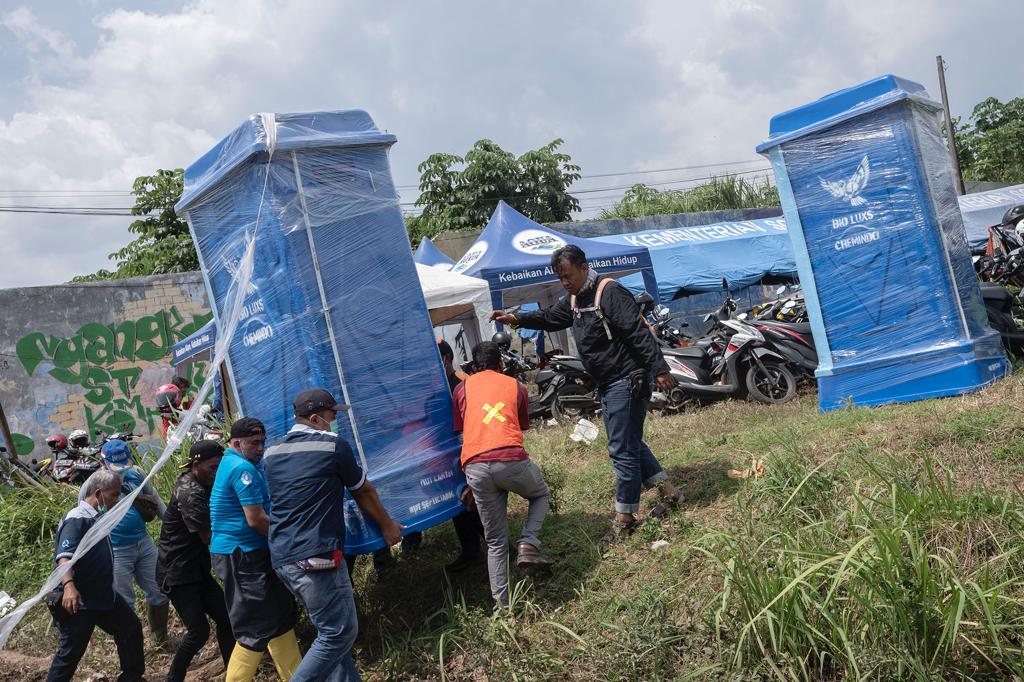 Danone Aqua Berikan Bantuan Toilet Portable di Sukabumi