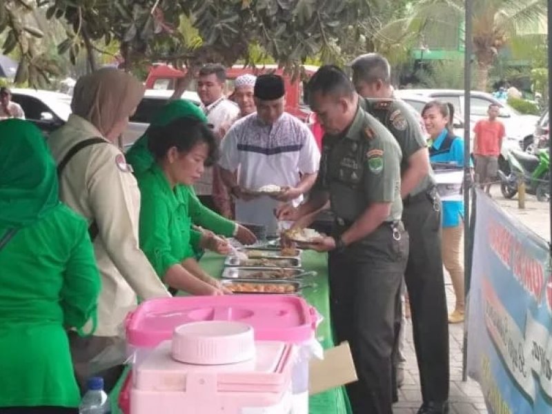 Danrem 051/Wijayakarta Kolonel Inf Susilo menyambangi warung Jumat Berkah