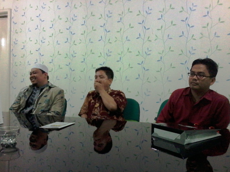 Dari kiri Haris Islam dan Nuriman dari  Lanjnah DPD HTI DKI Jakarta   Copy