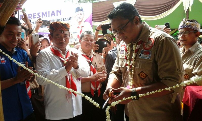 Dede Yusuf saat Meresmikan Jembatan Bambu di Bekasi Utara