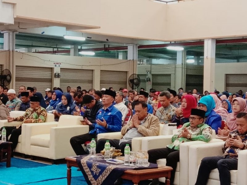 Dedi Gumelar atau Miing (sebelah kanan menggunakan batik cokelat)