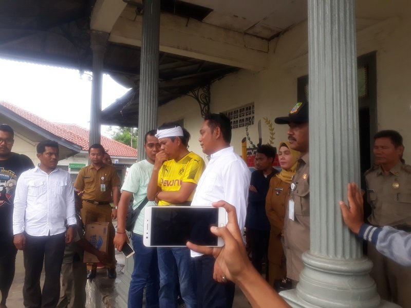 Dedi Mulyadi bersama Plt Bupati Bekasi, Eka Supria Atmaja meninjau Gedung Juang 45