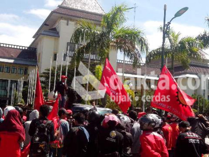 Demo Buruh di Depan Kantor Pemkab Bekasi, Selasa (28/04/15)  (Foto: Ardi, Dakta.com)