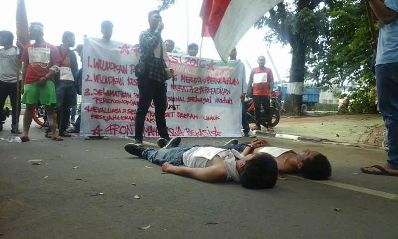 Demo Front Mahasiswa Bekasi di Depan Kantor Pemkot