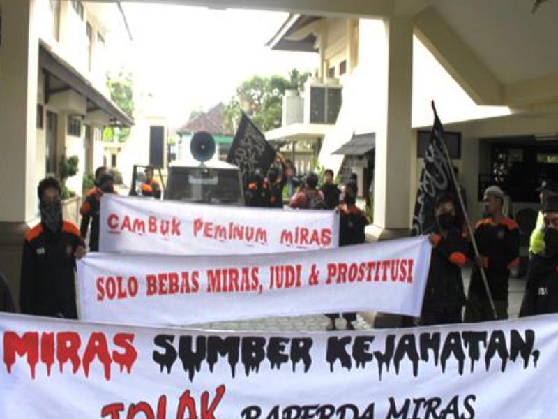 Demo Laskar Umat Islam Surakarta tolak Raperda Miras