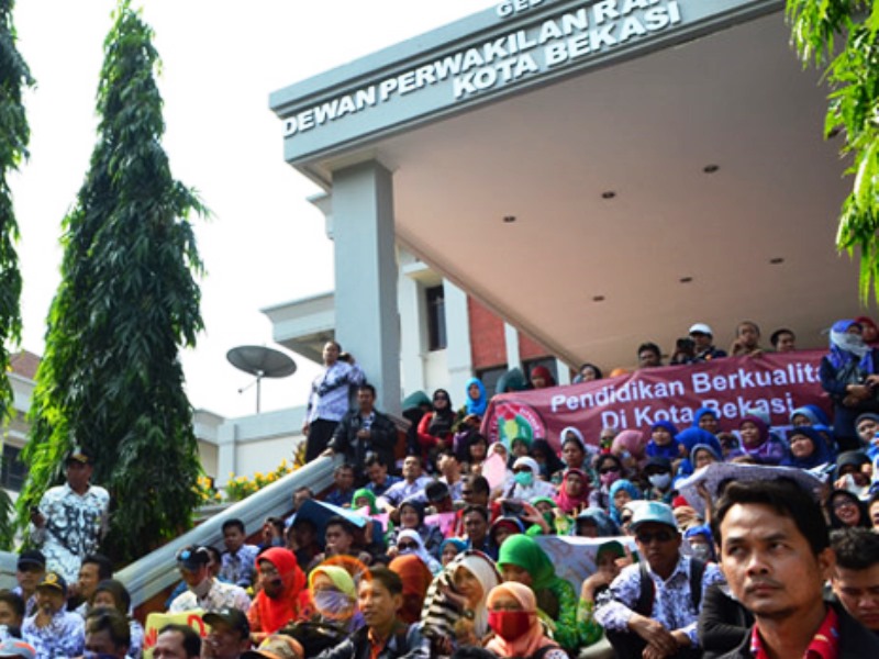 Demo guru guru di gedung DPRD kota Bekasi