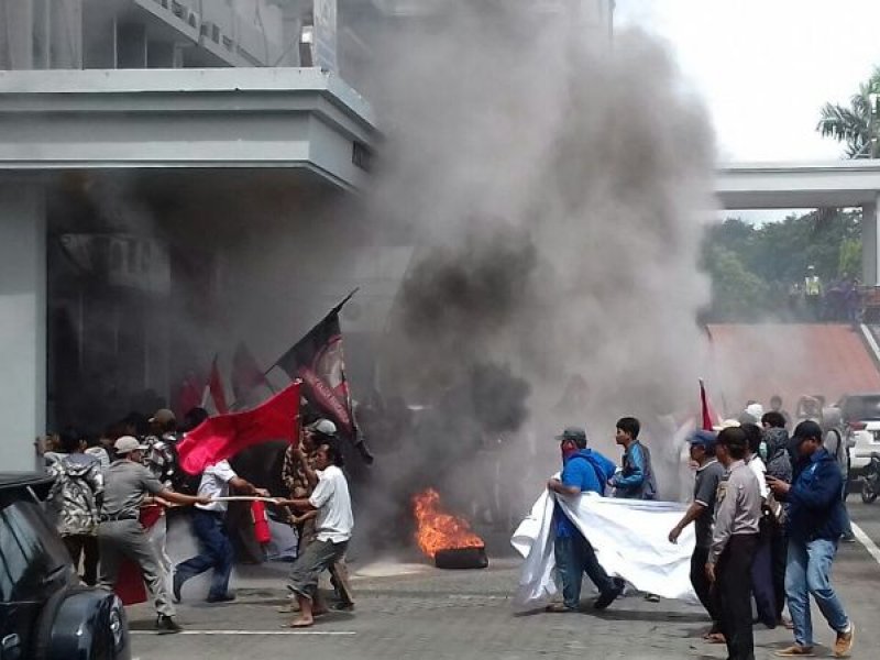 Demo korban penggusuran Pemkot Bekasi di gedung DPRD Kota Bekasi berakhir ricuh