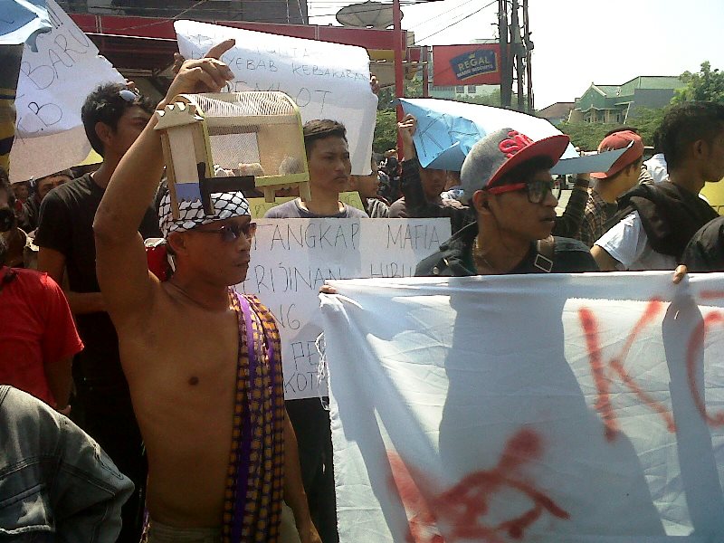 Demo mahasiswa di depan Kejkasaan Bekasi menuntut penuntasan kasus korupsi