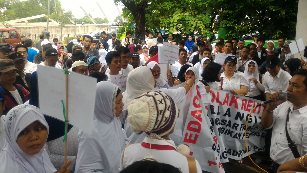 Demo pedagang pasar family mart