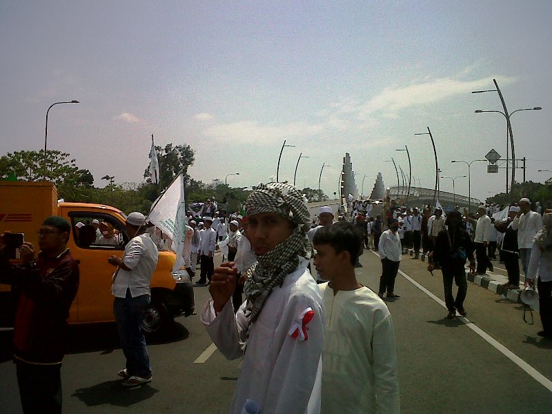 Demonstran tutup Jl Ahmad  Yani menuju kawasan Summceracon