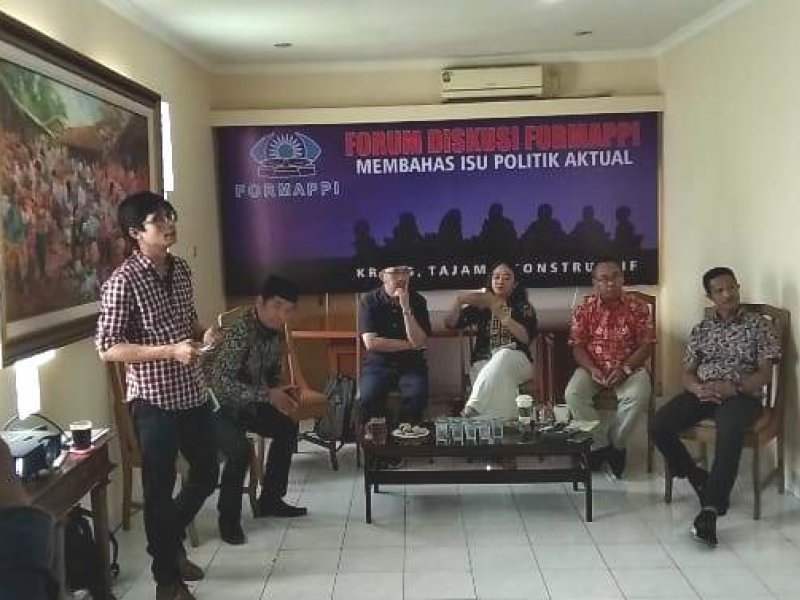 Direks SPD August Melasz (kiri) memaparkan pembagian jatah kursi menteri di kabinet