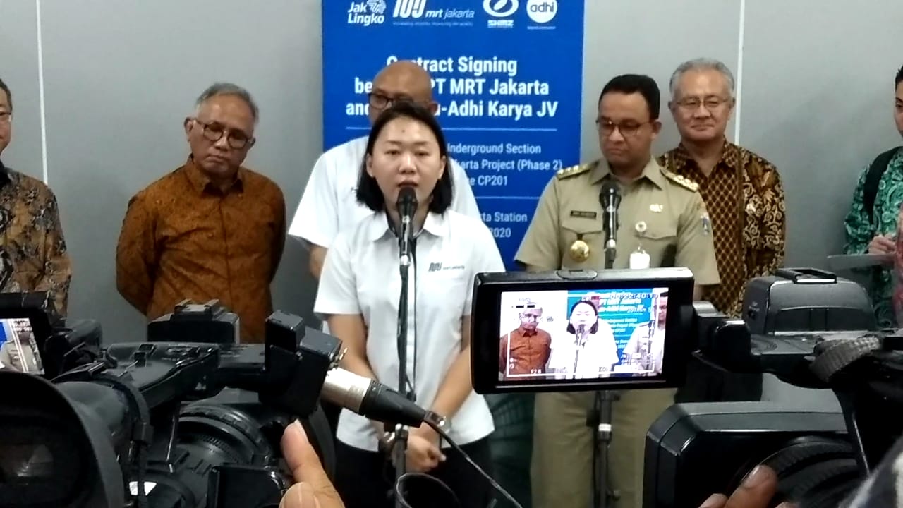 Direktur Konstruksi PT MRT Jakarta Silvia Halim dalam konferensi pers di Stasiun MRT Bundaran HI