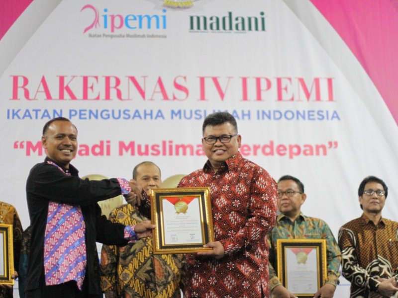 Dirut BAZNAS, Arifin Purwakananta menerima penghargaan Top Eksekutif Muslim 2019