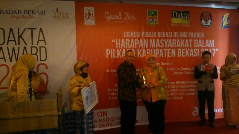 Direktur Dakta Media Group Andi Kosala Memberikan Anugerah Penghargaan Wanita Pelopor kepada Bupati 