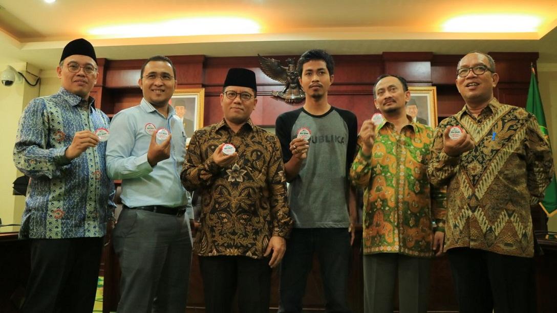 Dirjen Pendis foto bersama tunjukkan pin logo Hari Santri tahun 2017