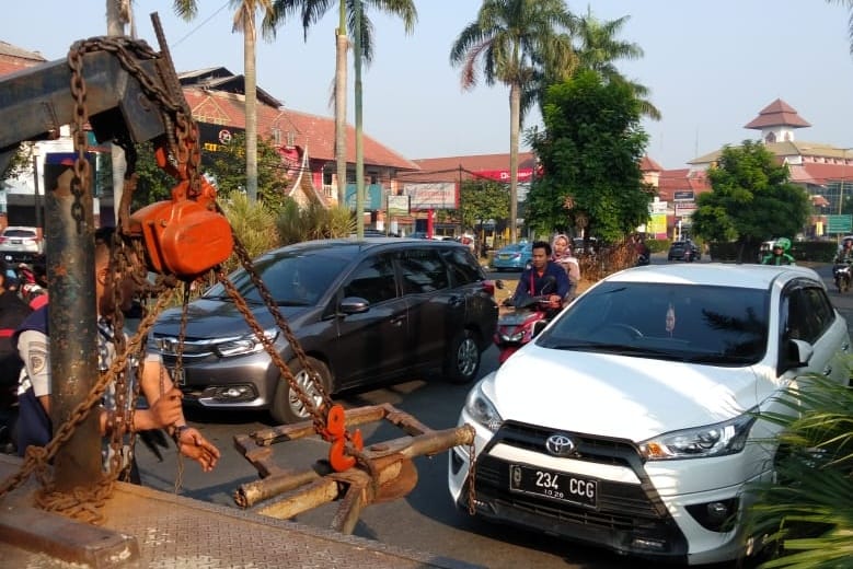 Dishub Kota Bekasi menindakan kendaraan terparkir liar