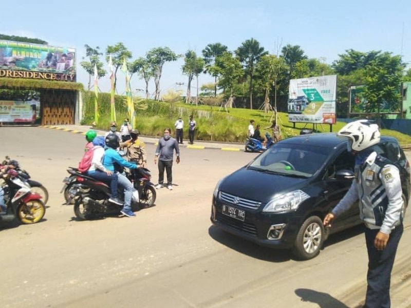 Dishub dan Satpol PP mengecek suhu tubuh warga yang melintas di perbatasan Kota Bekasi