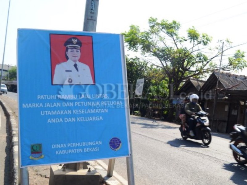 Dishub kabupaten Bekasi  pasang rambu peringatan keselamatan lalulintas   Copy