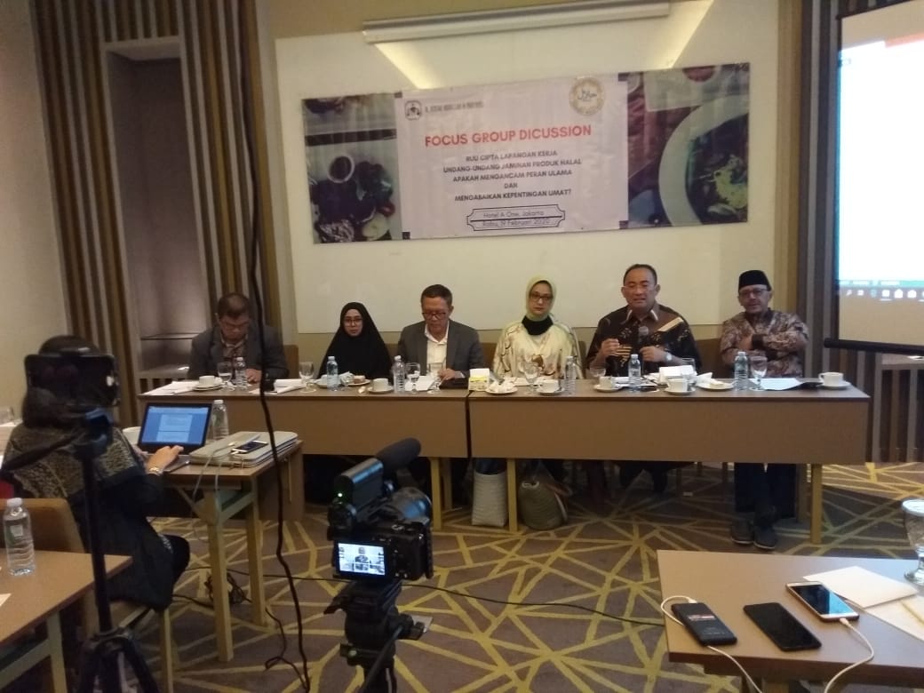 Diskusi mengenai jaminan produk halal oleh Indonesia Halal Watch