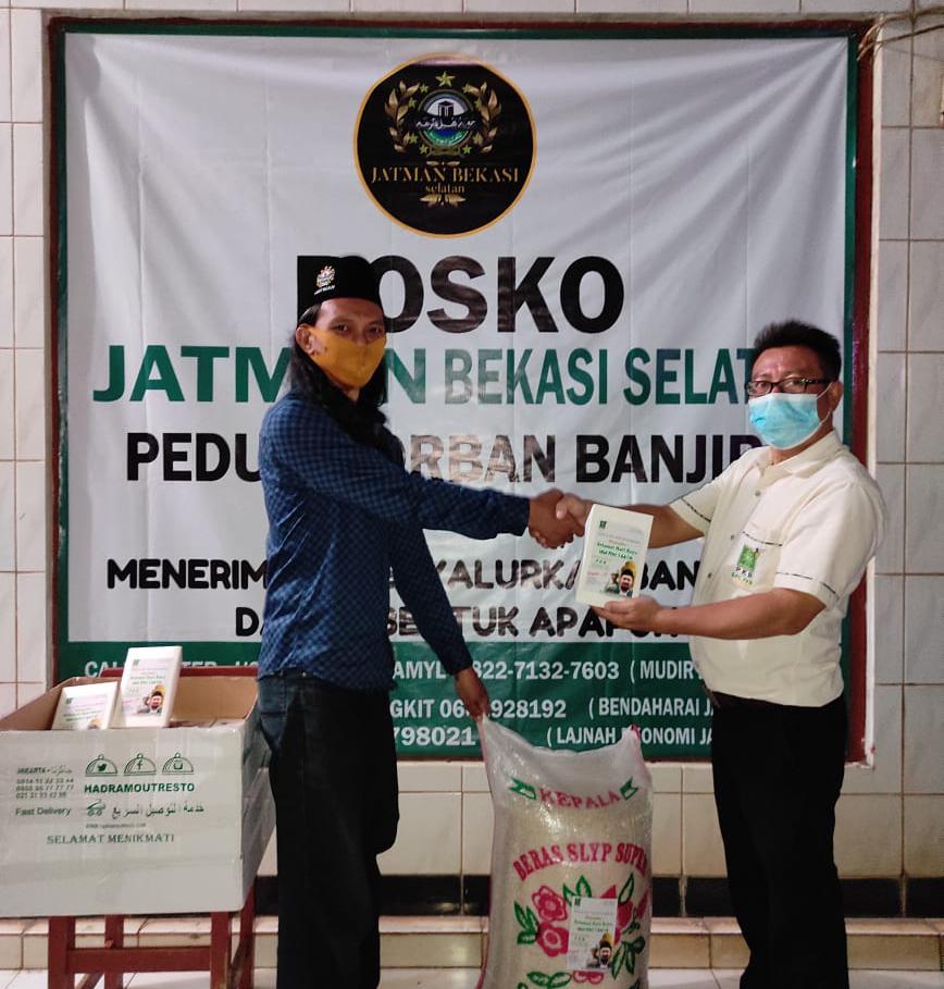 Distribusi secara simbolis Nasi Mandhi dan beras ke Pengurus Jatman Bekasi Selatan