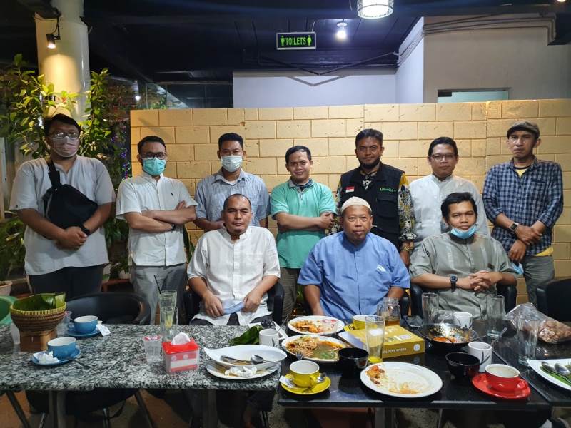 Dr.Adian saat berbincang dengan para jurnalis dalam momen buka bersama di Depok