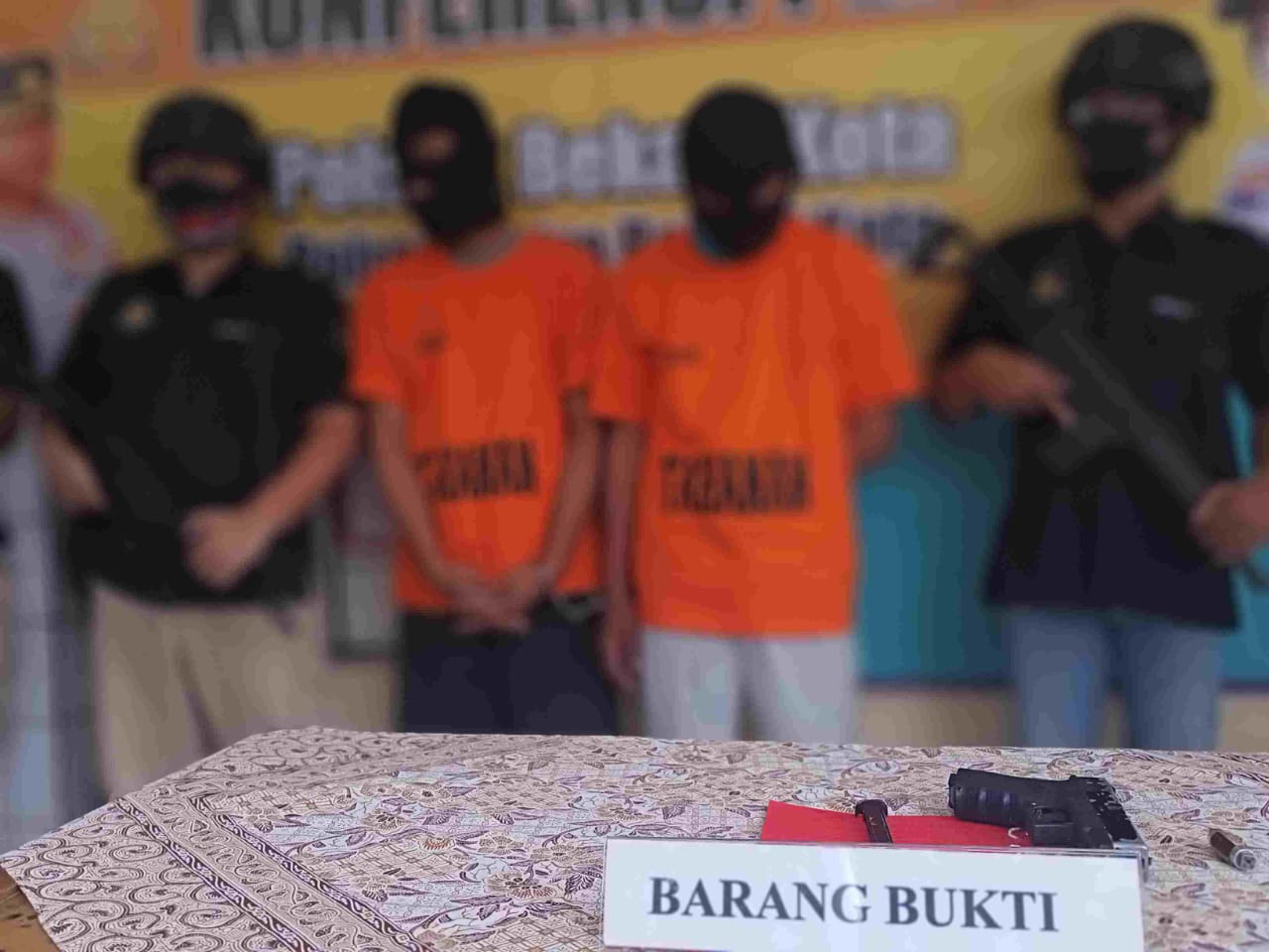 Dua tersangka berinisial N dan MDU diamankan Polrestro Bekasi Kota terkait pencurian motor