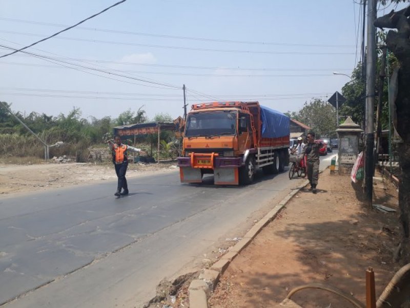 Ilustrasi Truk Pengangkut Tanah (Dump Truck)